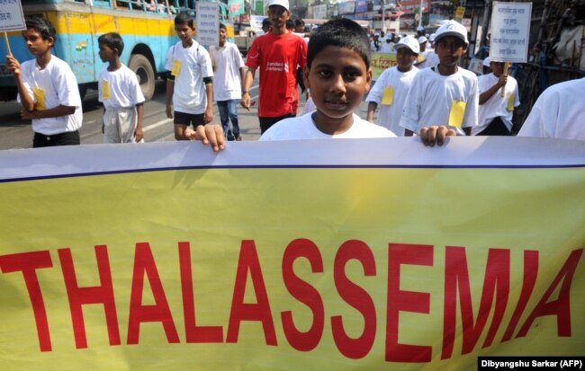 Seorang anak sekolah India memegang poster saat dia ikut serta dalam demonstrasi untuk meningkatkan kesadaran kondisi Thalassaemia di Kolkata pada 8 Mei 2012, pada Hari Thalassaemia Internasional. (Foto: AFP/Dibyangshu Sarkar)
