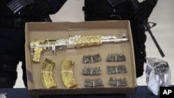 Senjata milik kartel narkoba yang disita polisi Meksiko. (Foto: Dok)