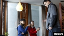 Mantan pemain NBA Yao Ming sedang diwawancara di Beijing (9/3). 