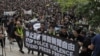 Jornalistas em Hong Kong exibem cartazes a pedir o fim da violência da polícia e a defender a liberdade de imprensa. 14 de Julho 2019