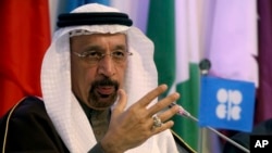Menteri Perminyakan Arab Saudi Khalid Al-Falih berbicara dalam pertemuan OPEC di Wina, Austria (foto: dok).