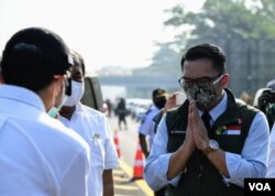 Gubernur Jawa Barat Ridwan Kamil ketika memantau langsung PSBB di Kota Bogor, Rabu (15/4) siang. (Courtesy: Humas Jabar)