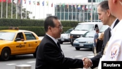 지난 2011년 7월 미국의 클리퍼드 하트 북 핵 6자회담 특사(오른쪽)가 뉴욕을 방문한 북한의 김계관 외무성 부상과 악수하고 있다.