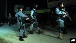 Forças de segurança inspeccionam local de ataque em Cabul (imagem de arquivo)