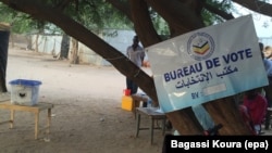 Un bureau de vote sous un arbre à Gassi, un quartier Est de Ndjamena, Tchad, 10 avril 2016. VOA Afrique/Bagassi Koura