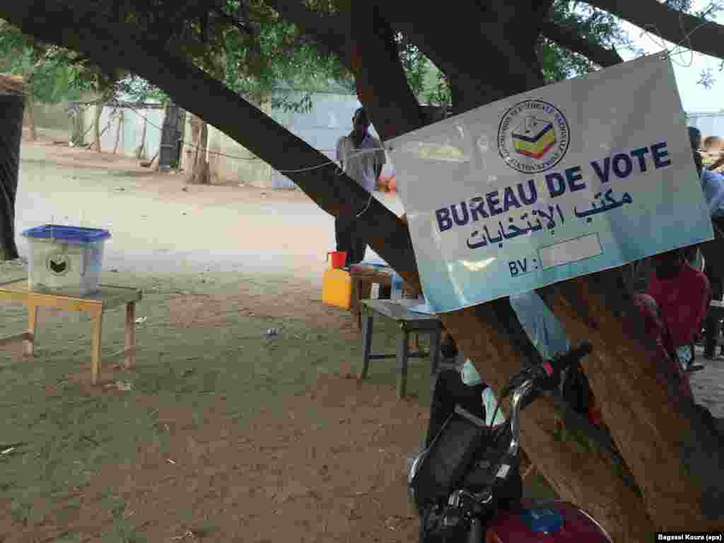 Un bureau de vote sous un arbre à Gassi, un quartier est de N&#39;Djamena, Tchad, 10 avril 2016. (VOA Afrique/Bagassi Koura)