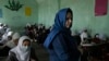 Gadis-gadis Afghanistan mendengarkan guru mereka di Sekolah Menengah Putri Tajrobawai, di Herat, Afghanistan, Kamis, 25 November 2021. (Foto: AP)
