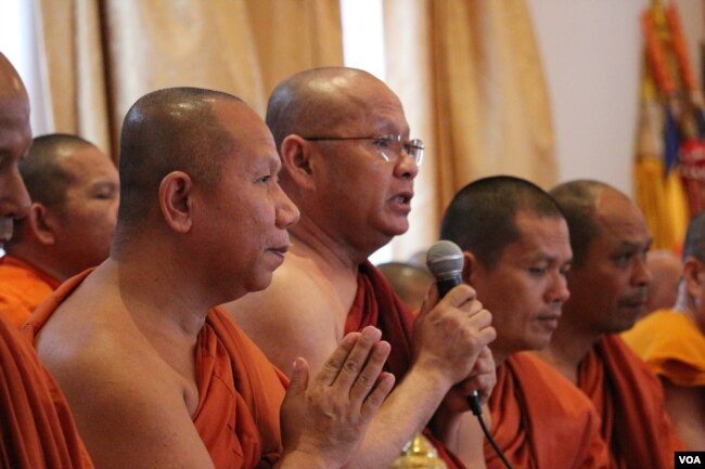 ព្រះចៅអធិការវត្ត អ៊ុក ចាន់ហន មានសង្ឃដីកាពីគុណសម្បត្តិរបស់លោក ទន់ សុវណ្ណ នៅក្នុងពិធីប្រោសព្រំ រំឭកគុណ និងតែងតាំងលោក ទន់ សុវណ្ណ ជាប្រធានកិត្តិយសនៃវត្តពុទ្ធិការាម កាលពីថ្ងៃអាទិត្យ ទី២៣ ខែកញ្ញា ឆ្នាំ២០១៨។ (ទែន សុខស្រីនិត/VOA)