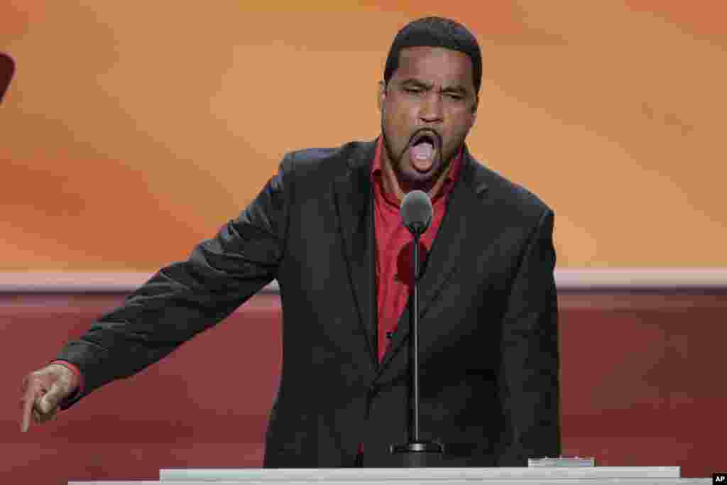 Darrell Scott, Pasteur au centre des ministres de la Renaissance du nouvel esprit s'est exprimé lors de cette troisième journée dans le cadre de la convention nationale républicaine le 20 juillet 2016.