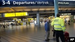 A security agent stands in the departure hall of the Amsterdam Schiphol airport after two Yemenis arrested at the Airport off a flight from the US were being held on suspicion of conspiracy to prepare a terrorist act, 31 Aug 2010