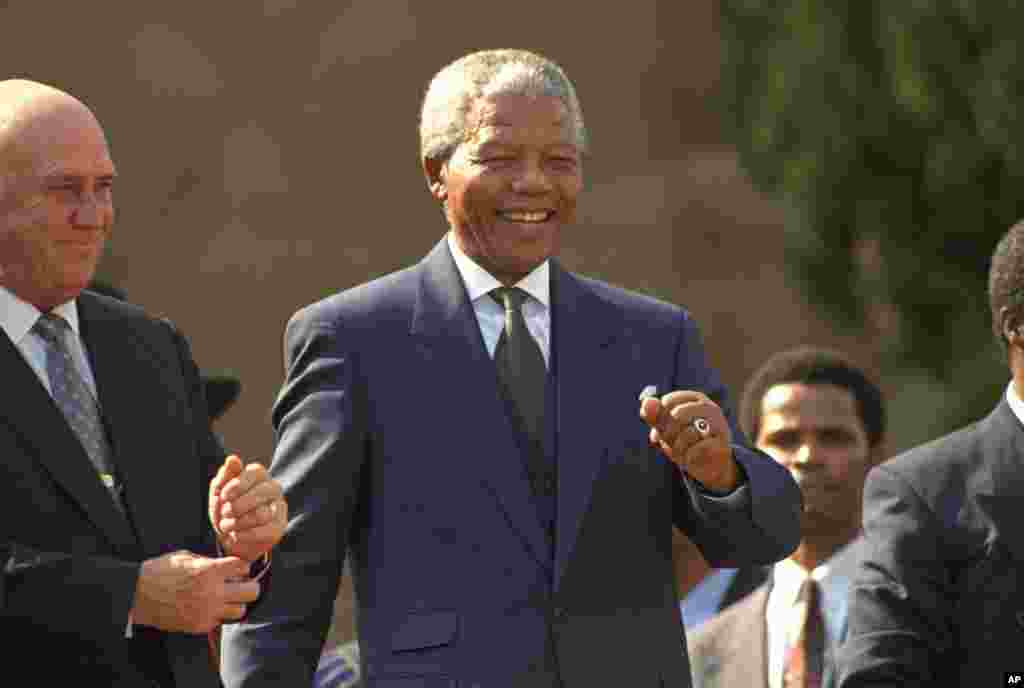 Nelson Mandela oo u dabaaldegayay caleemasaarkiisii Pretoria, South Africa, May 10, 1994.