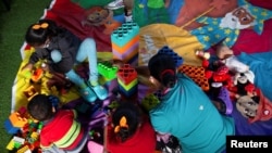 Niños migrantes venezolanos participan en el proyecto Play to Dream del Comité Internacional de Rescate (IRC) en un punto de atención en Chusaca, Colombia, 21 de octubre de 2021.