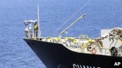 Suspected pirates surrender Japanese-owned oil tanker in the Arabian Sea, March 2011 (file photo).