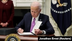 21 Ocak 2020 - ABD'nin yeni başkanı Joe Biden görevinin ilk gününde pandemi sürecinde ekonomiyi ayakta tutma amacıyla teşvik paketini imzaladı