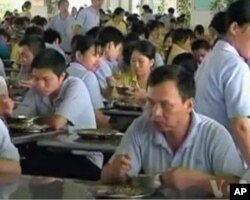 图为中国某制造工厂的工人正在食堂吃饭