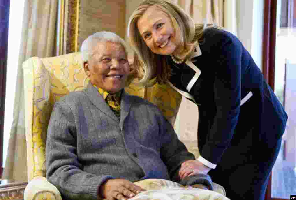 La secretaria de Estado de EE.UU, Hillary Clinton, y el ex presidente Mandela posan sonrientes para los fotógrafos en agosto de 2012.