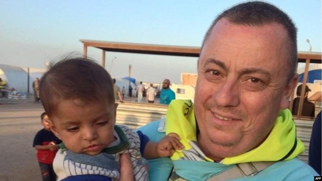 "Islomiy davlat" o'ldirgan Alan Henning Turkiya-Suriya chegarasida qochqinlar lagerida ishlagan. Ushbu surat o'tgan yili o'sha yerda olingan.
