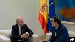 អតីត​អភិបាលក្រុង​ Caracas លោក Antonio Ledezma(ឆ្វេង)​និង​នាយករដ្ឋមន្រ្តី​ Mariano Rajoy ជួប​ពិភាក្សា​គ្នា​នៅ​ទីក្រុង​ម៉ាឌ្រីត​ប្រទេស​អេស្ប៉ាញកាលពី​ថ្ងៃសៅរ៍​ទី១៨ វិច្ឆិកា ២០១៧។