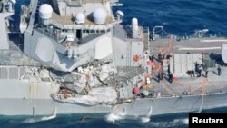 Tàu khu trục USS Fitzgerald có phi đạn điều hướng thuộc lớp Arleigh Burke, bị hư hại trong vụ va chạm với tàu buôn treo cờ Philippines, p83 ngoài khơi Shimoda, Nhật Bản, ngày 17 tháng 6, 2017, trong bức hình do hãng tin Kyodo chụp.