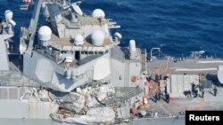 USS Fitzgerald, sebuah kapal peluncur kendali kelas Arleigh-Burke, yang mengalami kerusakan setelah bertabrakan dengan kapal dagang berbendera Filipina, tampak di lepas pantai Shimoda, Jepang (foto: Kyodo via REUTERS)