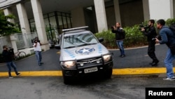 Un véhicule appartenant à l'Autorité brésilienne des impôts (RFP ) devant le siège du conglomérat brésilien Camargo Correa lors de l'opération « Car Wash " à Sao Paulo , le 14 novembre 2014 .