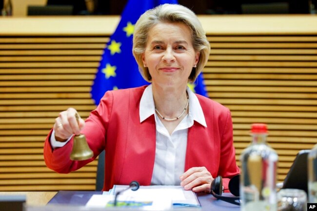 President of the European Commission Ursula von der Leyen rings the bell at the beginning of the College of Commissioners in Brussels, Dec 1, 2021.