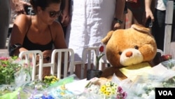 Mainan dan bunga diletakkan di memorial di Nice, Perancis, untuk mengenang 10 anak yang tewas dalam serangan di kota itu (16/7). (VOA/H. Murdock)