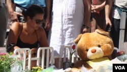 Toys are among the mementos placed on memorials in Nice, France to commemorate the deaths of ten children, July 16, 2016. (H.Murdock/VOA)