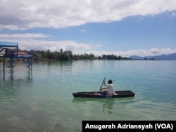 Un habitant du sous-district de Nainggolan, l'île Samosir, pédale un canot dans le lac Toba, au nord de Sumatra. (Photo: VOA / Anugerah Adriansyah)