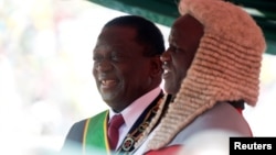 Zimbabwe's President Emmerson Mnangagwa is congratulated by the Chief Justice, Luke Malaba, after taking the oath of office during his presidential inauguration ceremony in Harare, Aug. 26, 2018. 