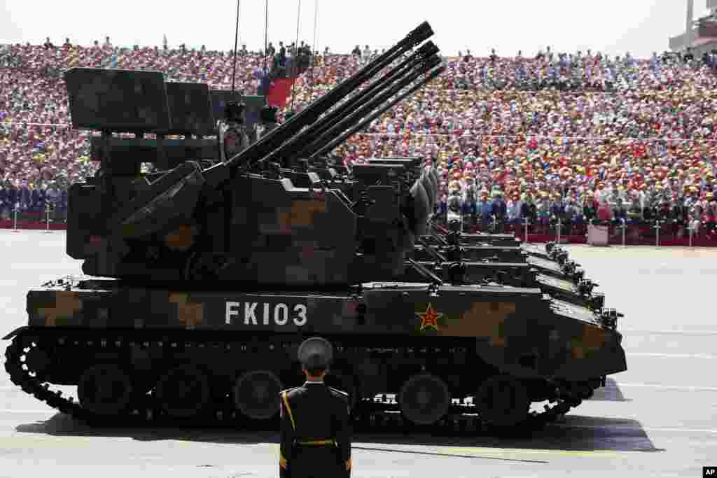 Hệ thống pháo phòng không tự hành do Trung Quốc sản xuất tham gia cuộc diễu hành kỷ niệm 70 năm chiến thắng Thế chiến thứ II trước cổng Thiên An Môn ở Bắc Kinh, ngày 3/9/2015.