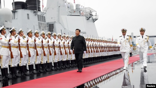 Chủ tịch Trung Quốc Tập Cận Bình chuẩn bị lên thăm một tàu khu trục của hải quân nước này nhân dịp kỷ niệm 70 năm ngày thành lập Quân đội Giải phóng Nhân dân Trung Hoa hồi tháng Tư năm nay. 
