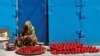 Mulher pinta candeias que serão usadas para decorar templos durante o Festival Hindu das Luzes em&nbsp; Calcutá.