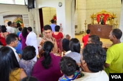 Sunday morning worship service at the Melrose Temple, a Hindu temple in Johannesburg. The service is dedicated to the memory of former South African President Nelson Mandela. (Peter Cox/VOA)