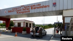 土耳其警察在伊斯坦布尔附近的锡利夫里监狱大门外检查车辆。 (2016年8月5日)