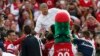 'Yan wasan Arsenal sun cira manajansu, Arsene Wenger, sama bayan da suka lashe kofin FA Cup a Wembley Stadium na London, Asabar, May 17, 2014. (AP Photo/Sang Tan)