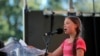 Aktivis lingkungan asal Swedia, Greta Thunberg, yang berusia 16 tahun, berbicara kepada banyak demonstran di Global Climate Strike di Manhattan, New York, AS, 20 September 2019. (Foto: Reuters / Lucas Jackson)