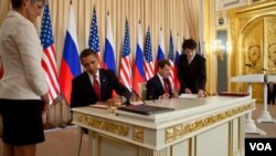 Presiden Barack Obama dan Presiden Rusia Dmitry Medvedev sewaktu menanda-tangani Pakta Pengurangan Senjata Strategis Baru (START) bulan April lalu.