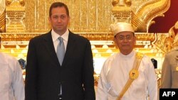 Duta Besar AS untuk Burma, Derek Mitchell bertemu Presiden Thein Sein di Istana Presiden Burma di Naypytaw, hari Rabu (11/7).