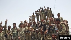 Members of the Republican Guards Force gather for a group picture at the frontline of fighting against al Qaeda-linked militants in the southern Yemeni province of Abyan, June 10, 2012. 