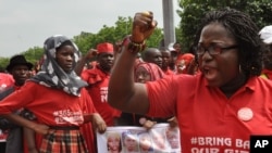 Une foule prend part à la campagne "Ramenez nos filles", à la mémoire des filles nigérianes enlevées par des extrémistes nigérians de Boko Haram, devant la résidence présidentielle à Abuja, Nigeria, 8 Juillet 2015.