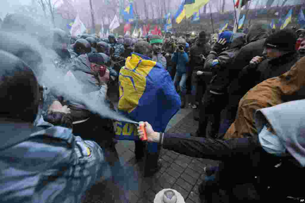 Ուկրաինայի քաղաքներում շարունակվում են եվրաինտեգրման ջատագովների բողոքի ցույցերը 