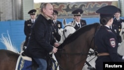 Tổng thống Nga Vladimir Putin cưỡi ngựa với các nữ cảnh sát vào ngày 7/3/2019. 