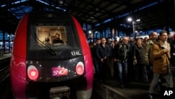 Commuters arrive at Saint-Lazare train station in Paris, April 4, 2018 in the first of a series of strikes that are set to last three months.