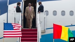 Perdana Menteri Guinea Mohamed Said Fofana tuba di pangkalan AU Andrews, Md., 2 Agustus 2014, untuk menghadiri KTT pemimpin AS - Afrika.