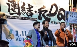 民主黨維園年宵攤位舉行3-11立法會補選街頭論壇，兩名民主派候選人范國威(左)、姚松炎(中)。(美國 之音湯惠芸)