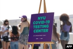 New York University students wait in line for a COVID-19 test before school opens on August 18, 2020 in New York. (Photo by Bryan R. Smith / AFP)