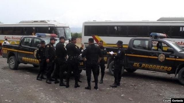 Autobuses en los que fueron trasladados los cubanos expulsados de Guatemala.