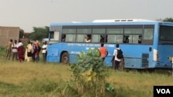 Les étudiants tchadiens revendiquent la mise en circulation de leur bus à N'Djamena, Tchad, 27 septembre 2018. (VOA/ André Kodmadjingar)