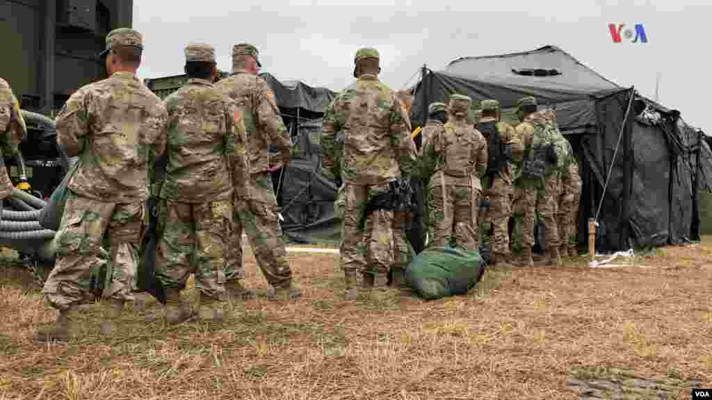 Las tareas de los militares estadounidenses, en la frontera entre Estados Unidos y México, dependen de las necesidades de la patrulla fronteriza, estableciendo un ritmo de trabajo en campamentos como el de Donna, Texas, donde la Voz de América habló con jóvenes soldados, cuya primera misión ha sido justamente patrullar esta frontera.